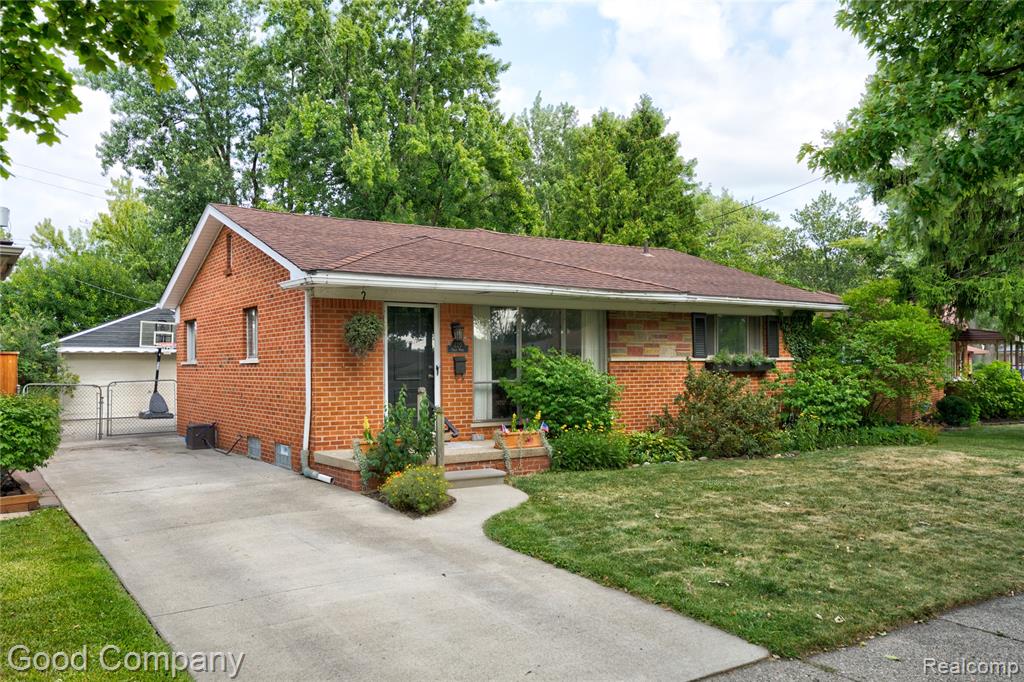 220 N Webik Avenue, Clawson, MI
