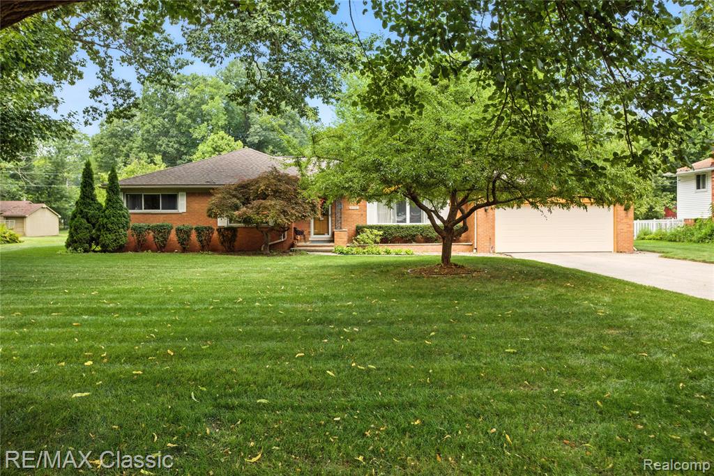 415 Booth Road, Troy, MI 48085 — front exterior