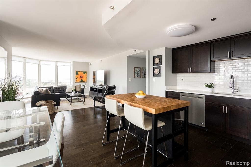 250 E Harbortown Drive, 1304, Detroit, MI 48207 — Photo 11