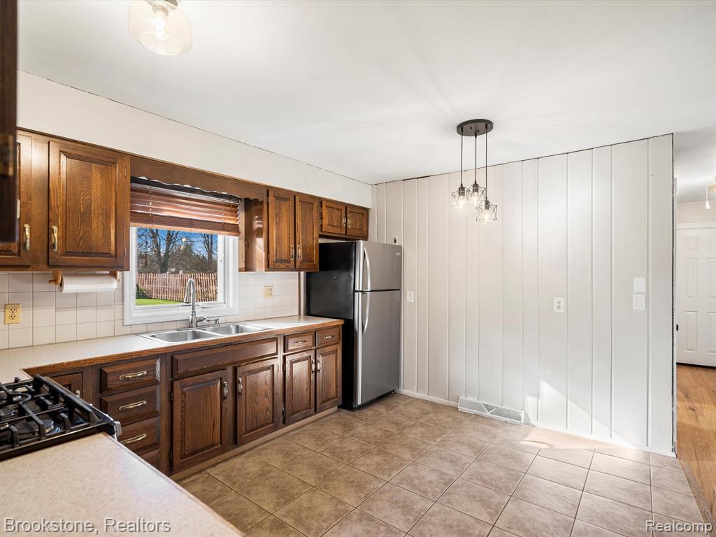 52421 WASHINGTON Street, New Baltimore, MI 48047 — Photo 9