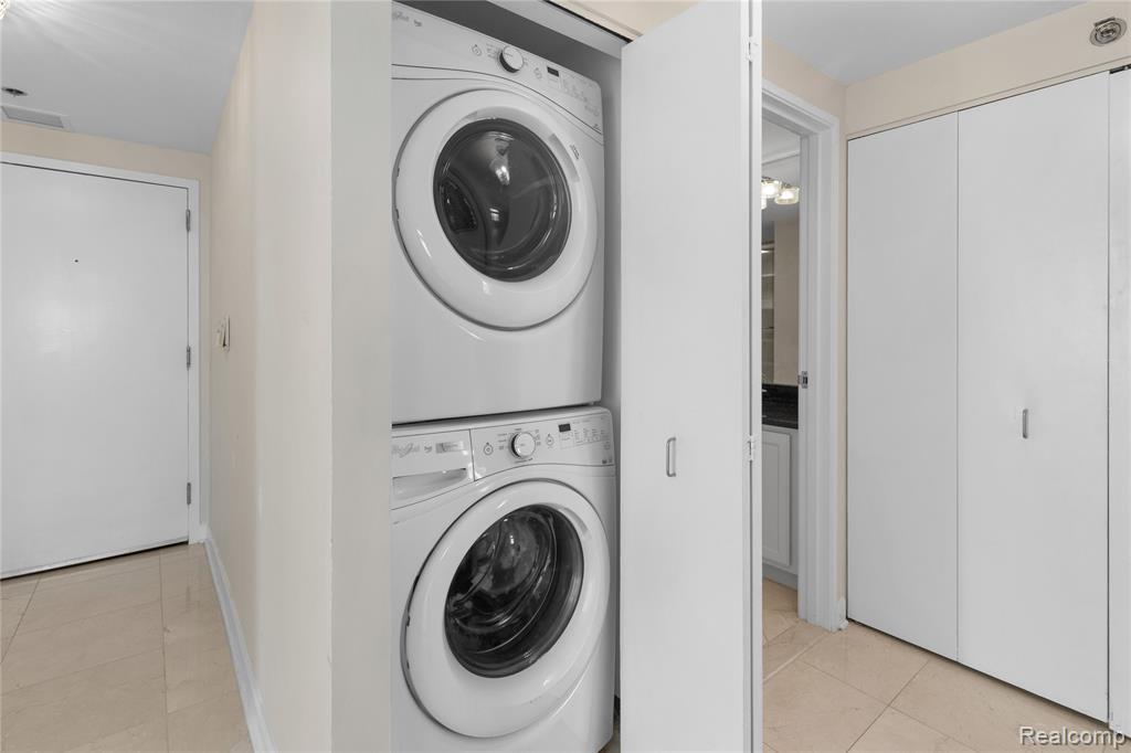 250 E HARBORTOWN DRIVE #1409, Detroit, MI 48207 — Photo 28