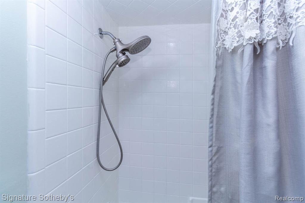 461 Farmridge Court, Rochester Hills, MI 48307 — Photo 19