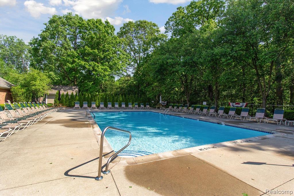 4174 BERKSHIRE Drive, Sterling Heights, MI 48314 — Photo 40