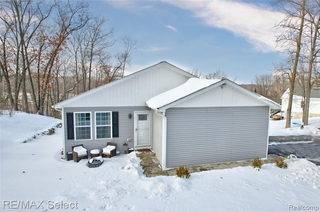 10311 Walnut Shores Drive, Fenton, MI 48430 — front exterior