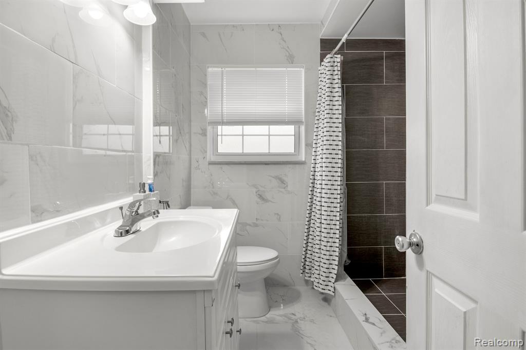 6483 N SILVERY Lane, Dearborn Heights, MI 48127 — Photo 17