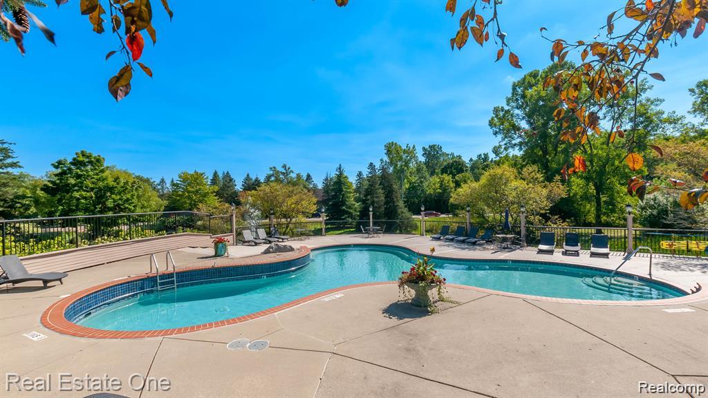 7332 Meadowridge Circle, West Bloomfield, MI — Photo 33