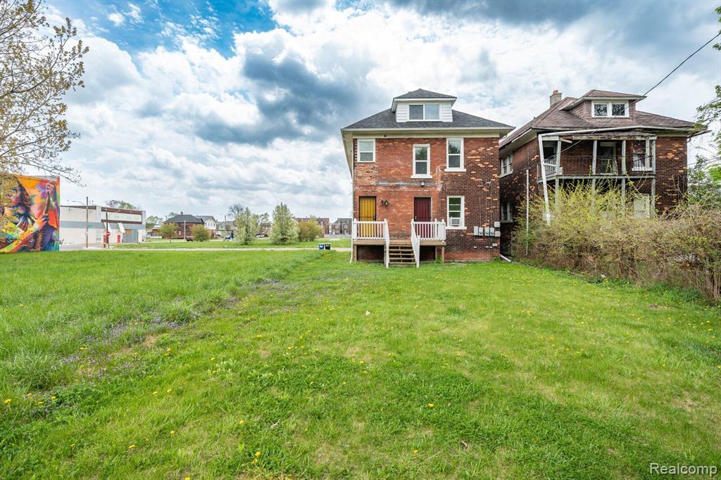 647 E BETHUNE Street, Detroit, MI 48202 — Photo 24
