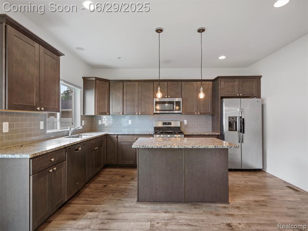 399 W DALLAS Avenue, Madison Heights, MI 48071 — Photo 10