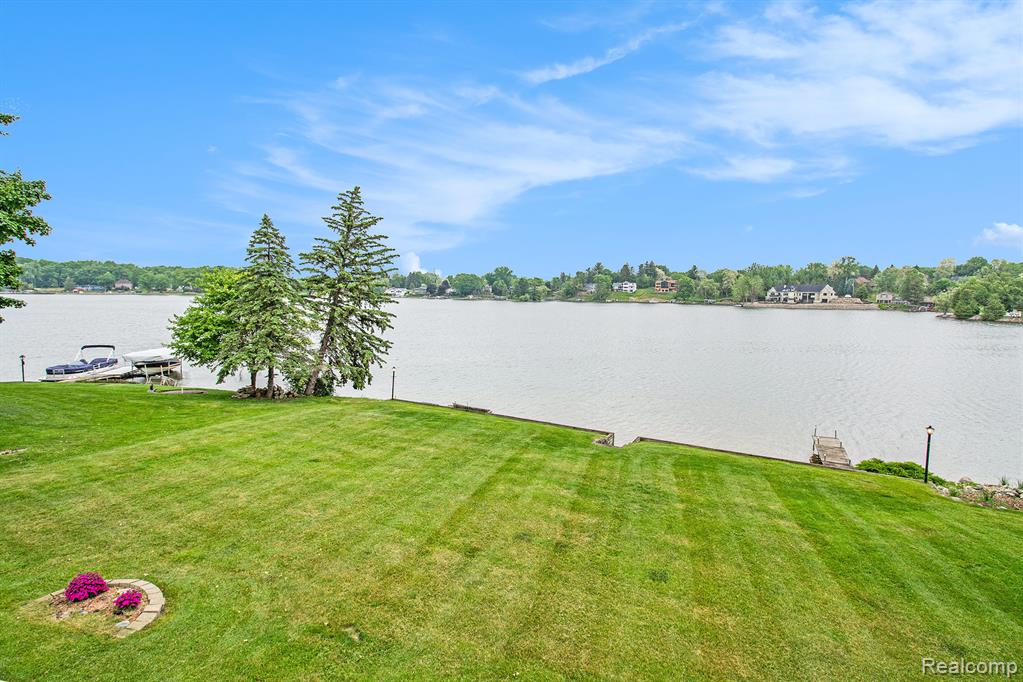 7038 Driftwood Drive, Fenton, MI 48430 — Photo 2