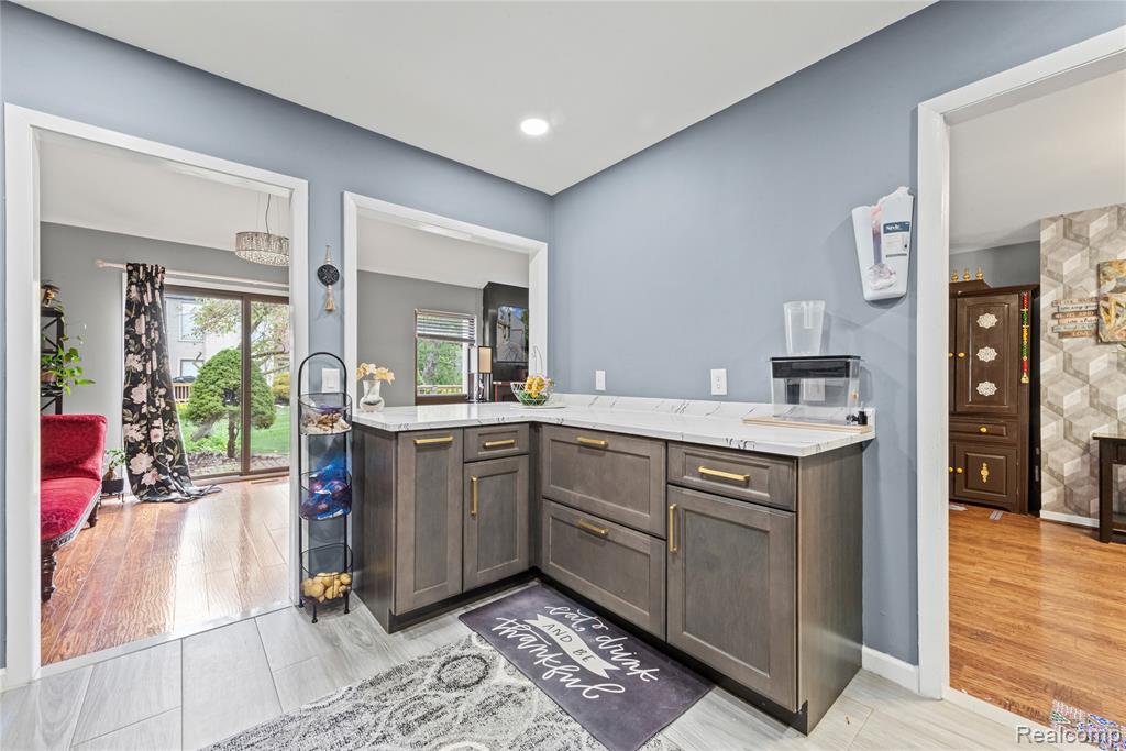 586 Ashley Circle, Rochester Hills, MI 48307 — Photo 9