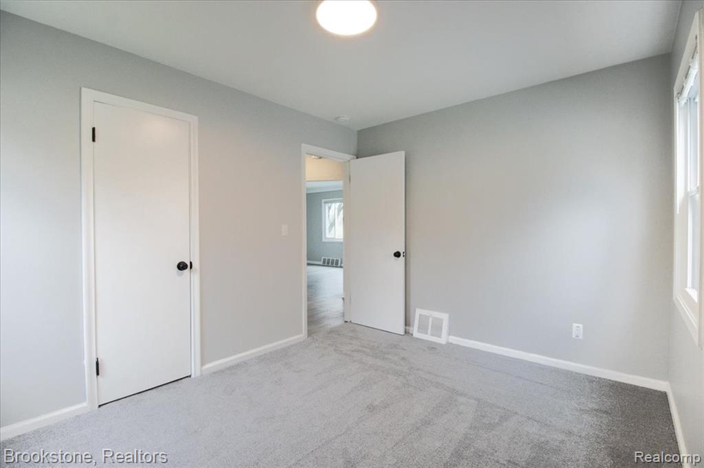 924 E Otis Avenue, Hazel Park, MI 48030 — Photo 12