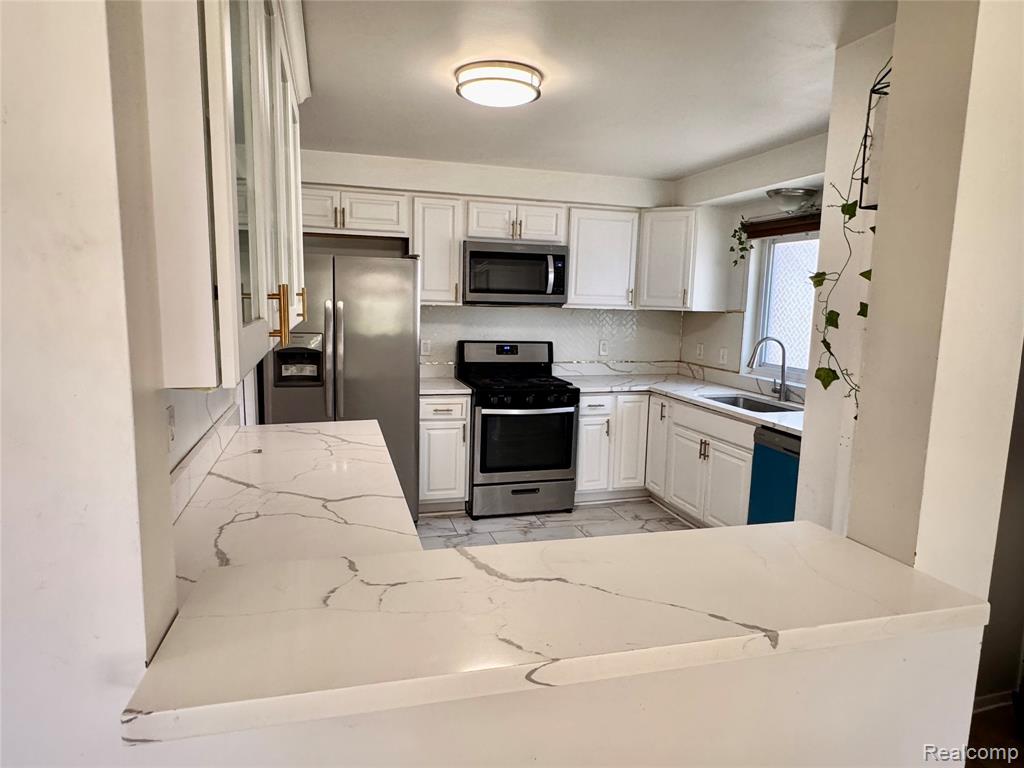 8345 Robindale Avenue, Dearborn Heights, MI 48127 — Photo 10