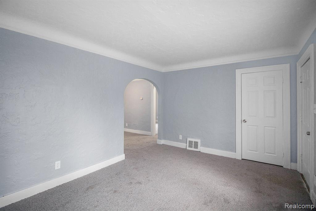 570 E KENNETT Road, Pontiac, MI 48340 — Photo 6