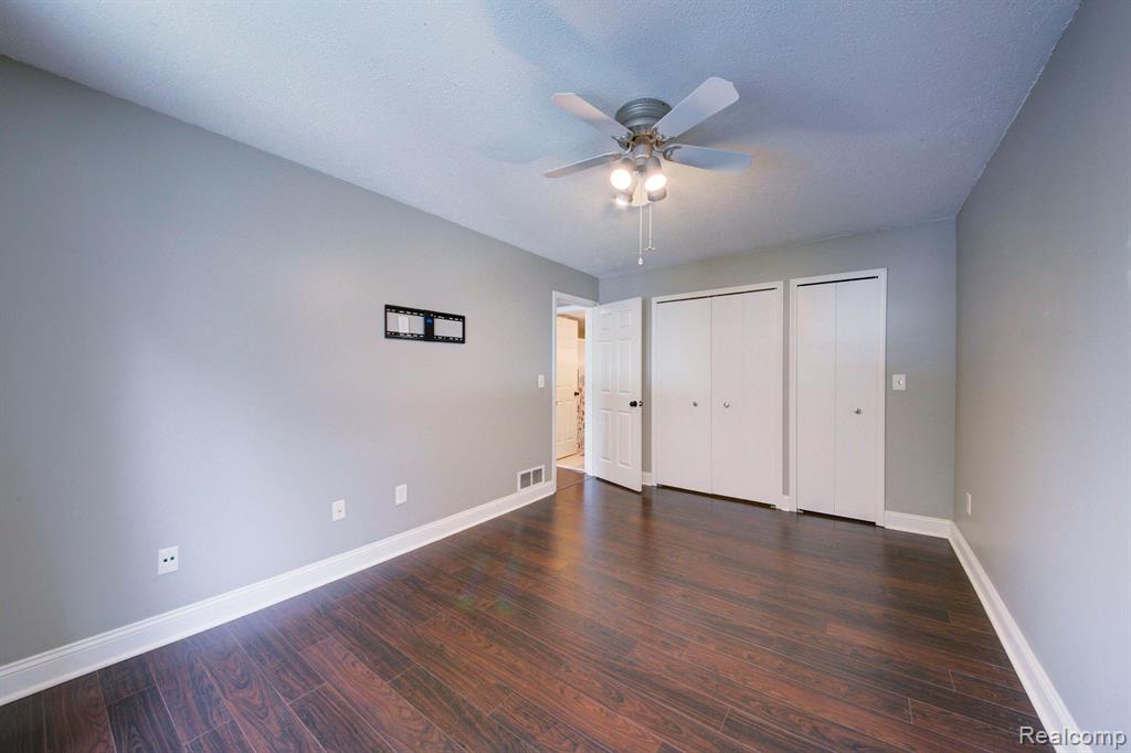252 PINEWOOD Drive, Plymouth, MI 48170 — Photo 14