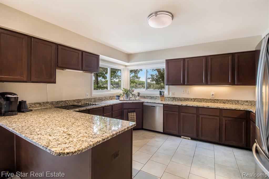 7025 Dandison Boulevard, West Bloomfield, MI 48324 — Photo 20