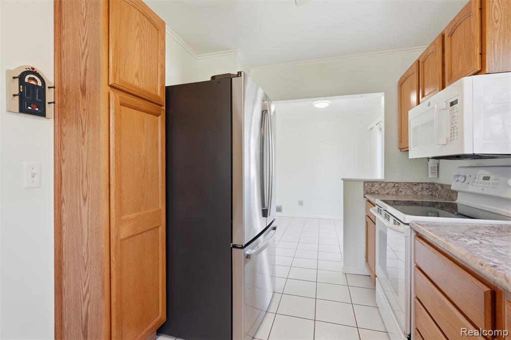 6414 Lanman Drive, Waterford, MI 48329 — Photo 9