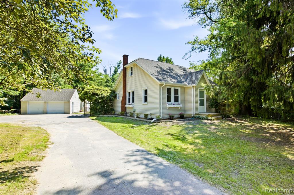 5275 Gratiot Avenue, St. Clair, MI 48079 — front exterior