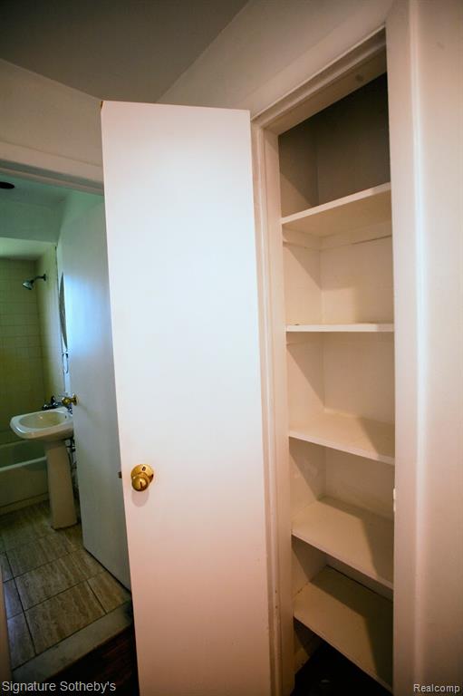 5800 Paramus, Clawson, MI — Photo 11
