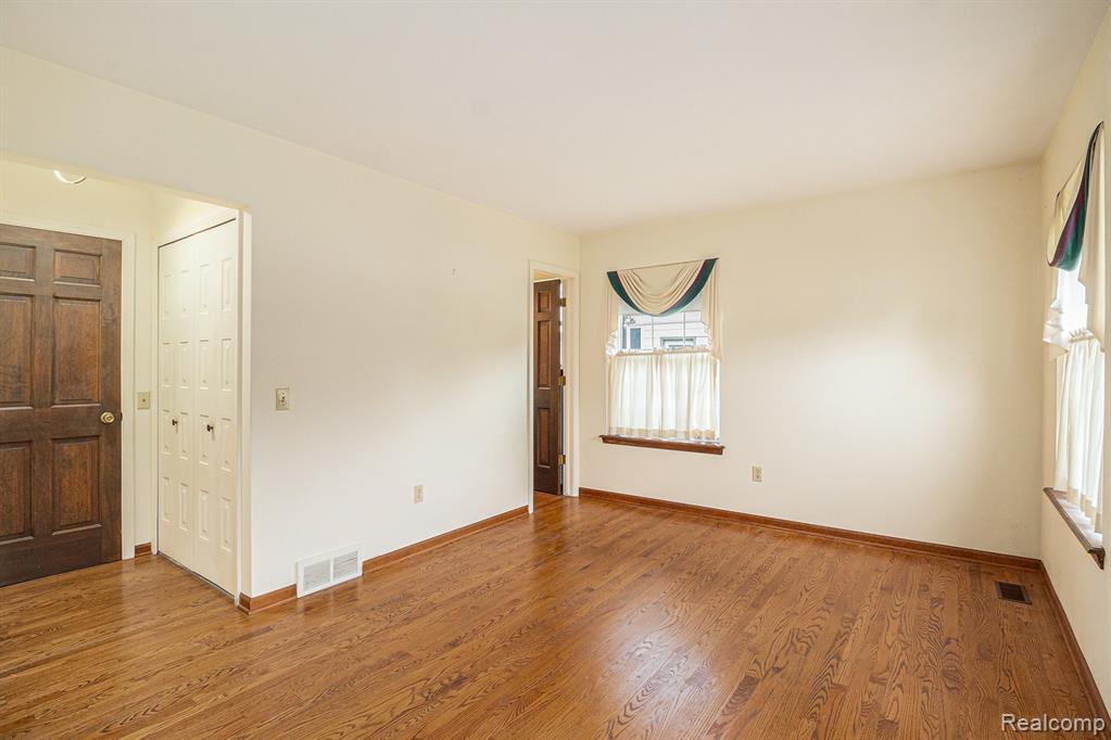 6392 McKenzie Drive, Flint, MI 48507 — Photo 18