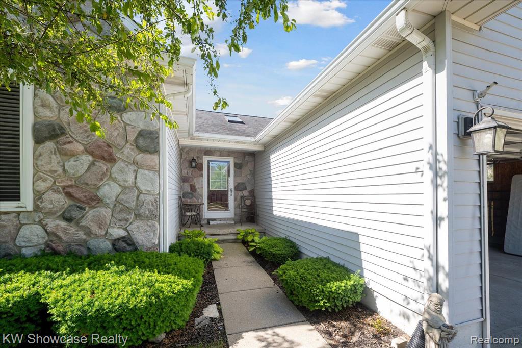 730 CHALLENGING Trail, South Lyon, MI 48178 — Photo 4