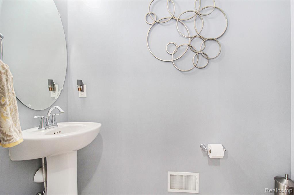 8433 Thorn Hill Drive, Howell, MI 48843 — Photo 12