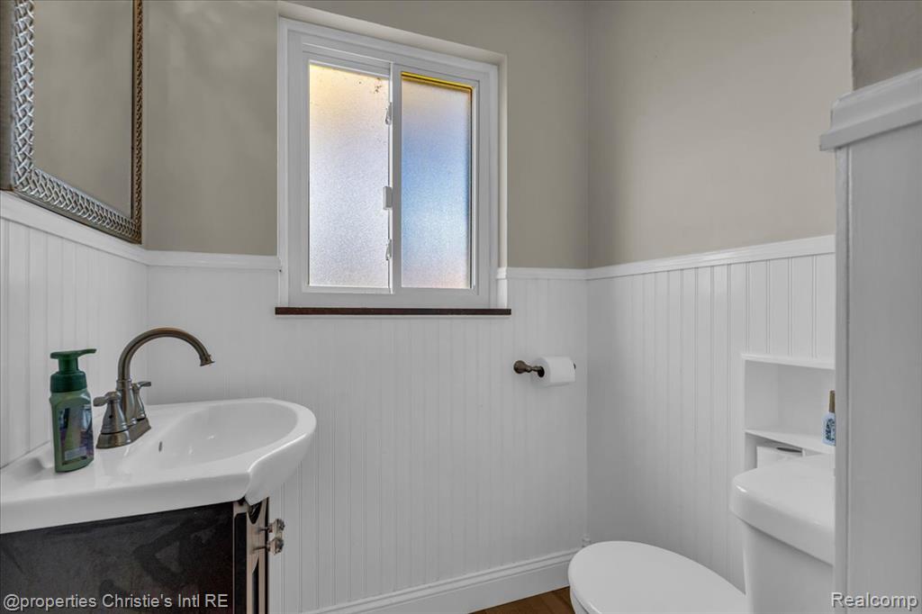 20006 Lochmoor Street, Harper Woods, MI 48225 — Photo 17