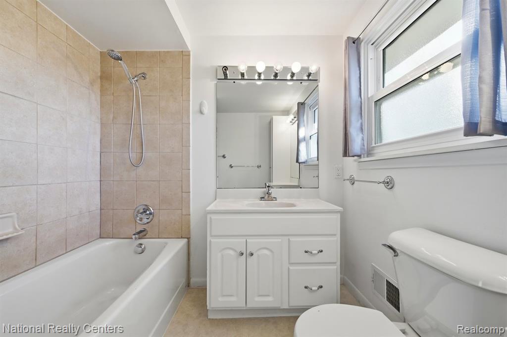 5595 Birdview Heights, Orchard Lake Village, MI 48324 — Photo 14