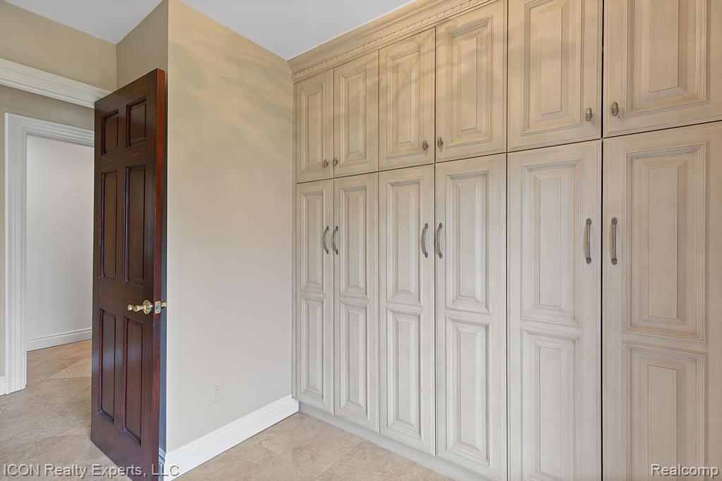 5215 DEER RUN Circle, Orchard Lake Village, MI 48323 — Photo 24