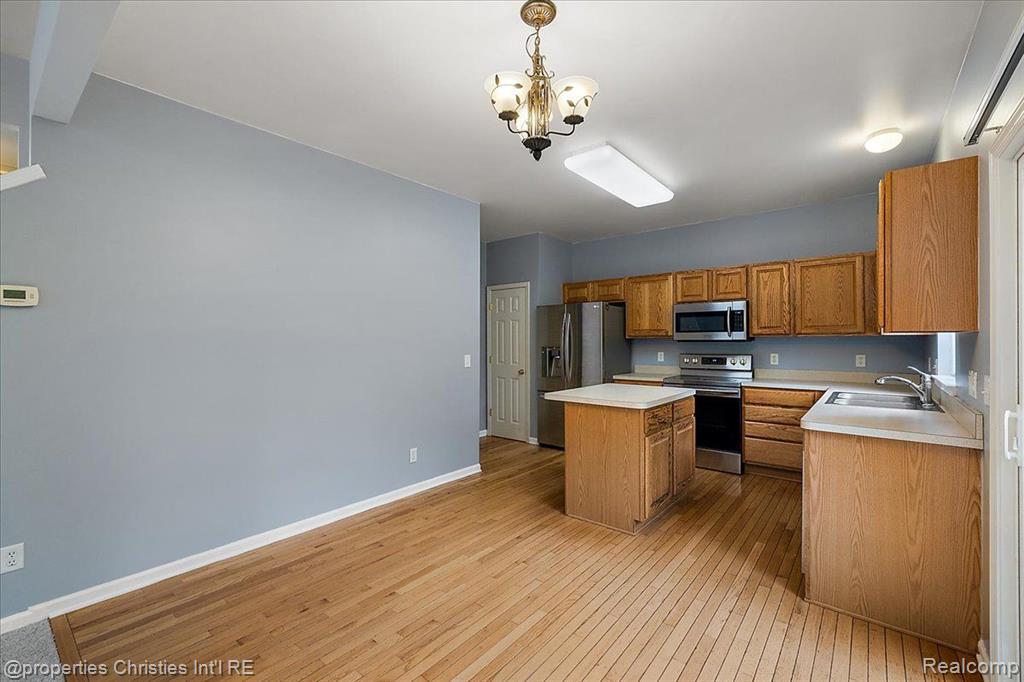 9773 RAVENSHIRE Drive, Ypsilanti, MI 48198 — Photo 15