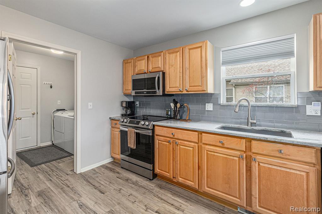648 WOODHAVEN Drive, Commerce Twp, MI 48390 — Photo 11