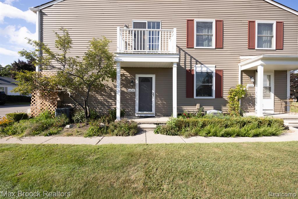 1556 MARINER Drive, Walled Lake, MI 48390 — Photo 2
