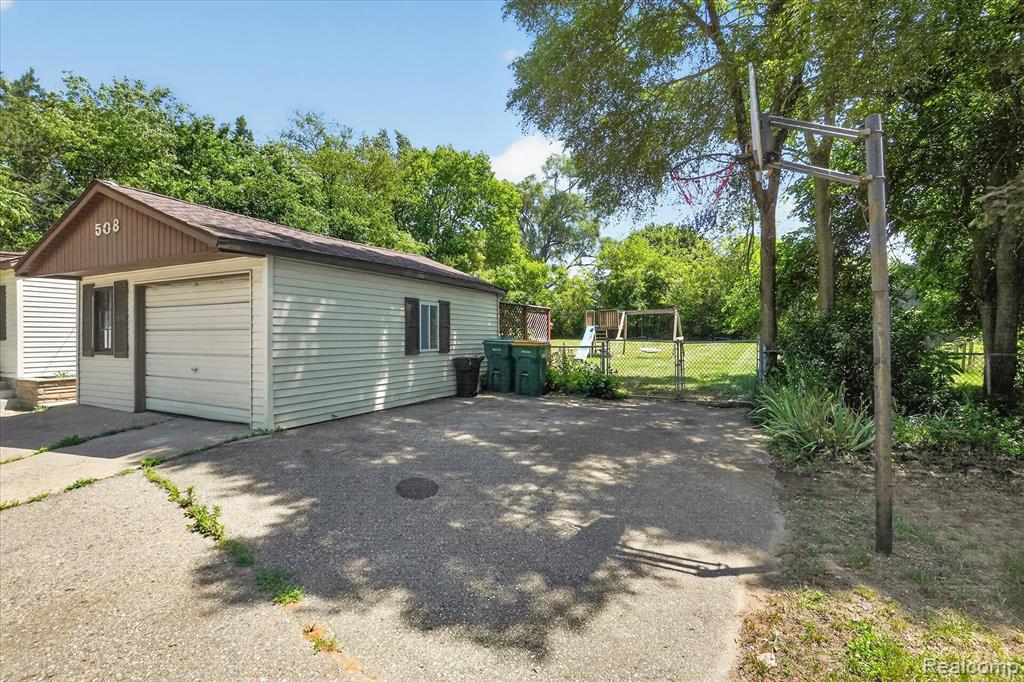 508 Deland Road, Flushing, MI 48433 — Photo 37