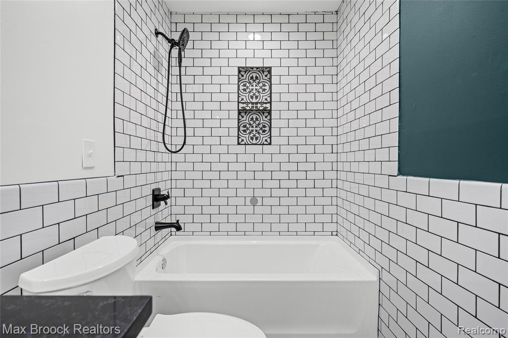 7432 Azalea Court, West Bloomfield, MI — Photo 18