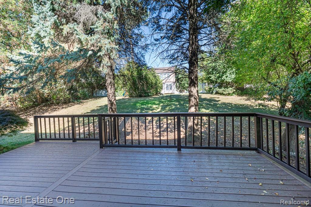 619 Whitney Drive, Rochester Hills, MI 48307 — Photo 2