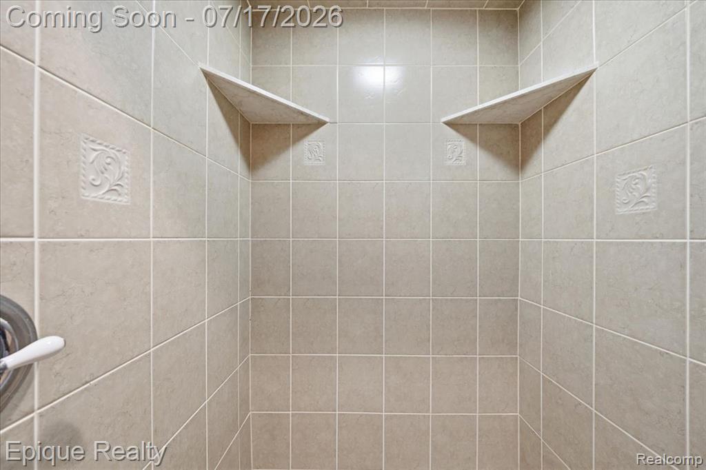 555 E Square Lake Road, Troy, MI 48085 — Photo 24