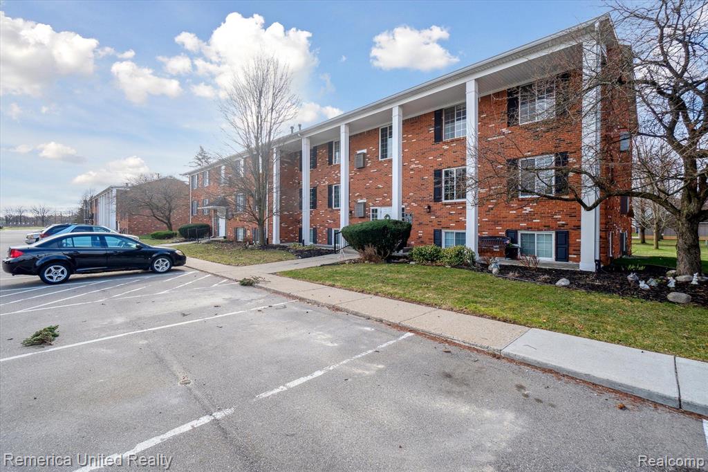 507 W HIGHLAND Road, D-9, Howell, MI 48843 — Photo 2