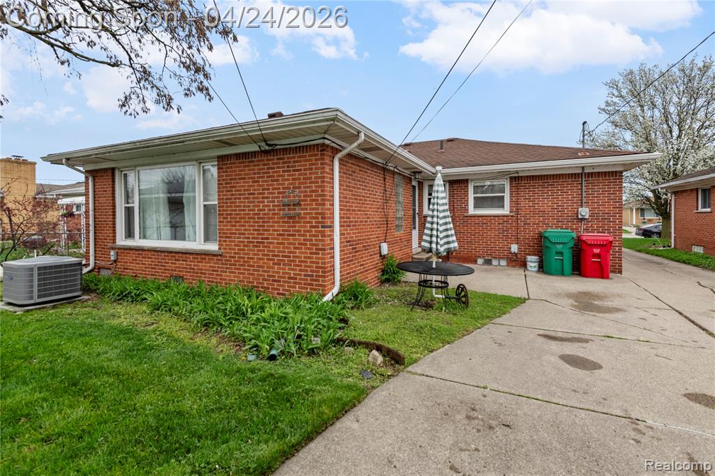 24861 Almond Avenue, Eastpointe, MI 48021 — Photo 27