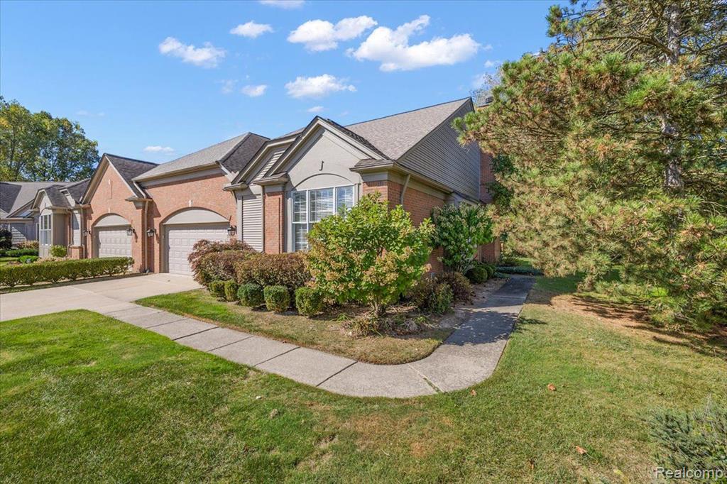833 GARNET Court, Rochester, MI 48306 — Photo 3
