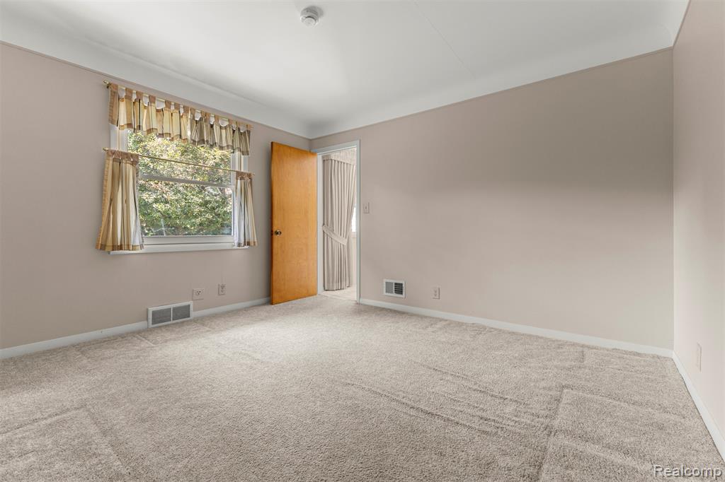 25429 Graceland Circle, Dearborn Heights, MI 48125 — Photo 23