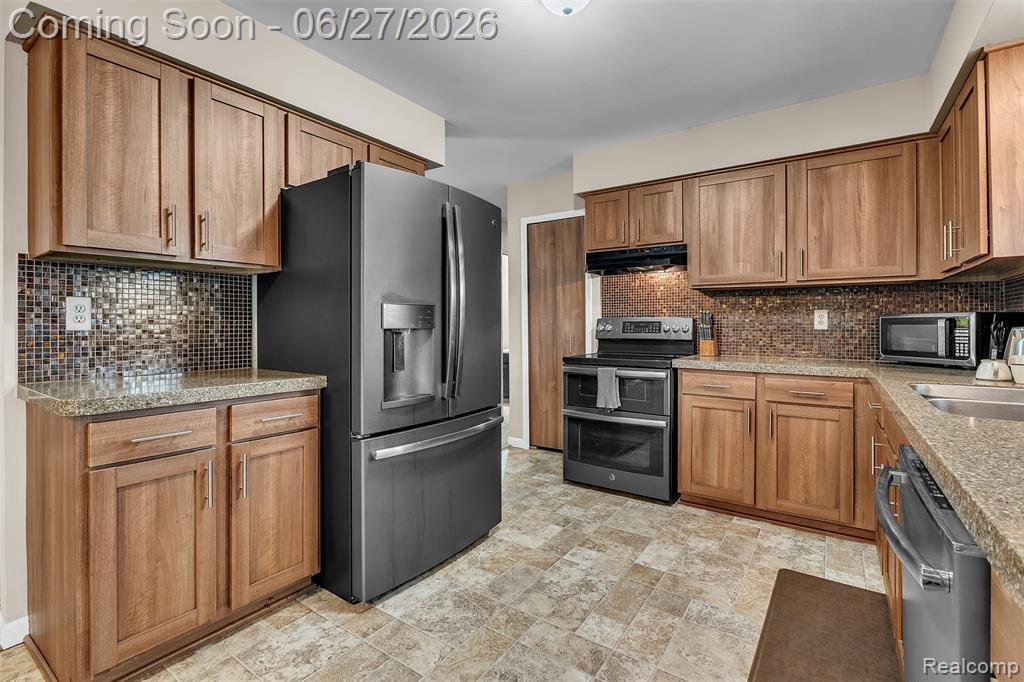 2276 Webster Park Drive, Howell, MI 48843 — Photo 15