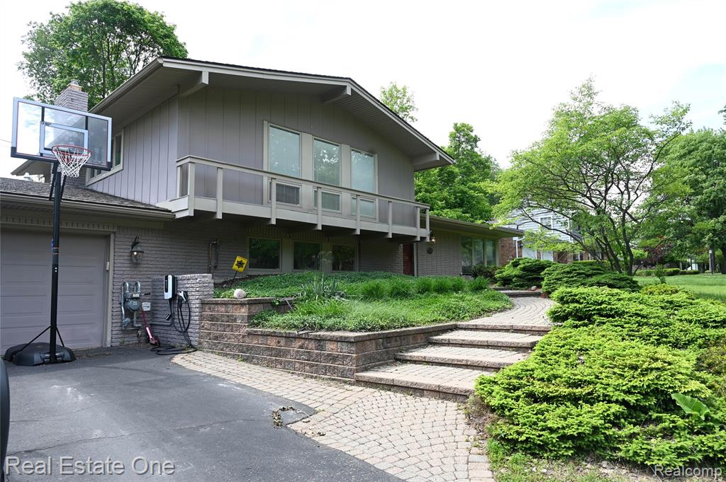 5382 Van Ness Drive, Bloomfield Hills, MI 48302 — front exterior