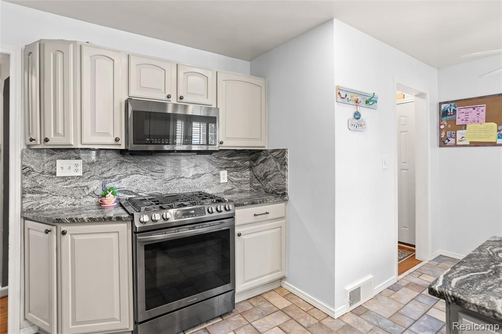 621 Kingsbury Avenue, Dearborn, MI 48128 — Photo 9