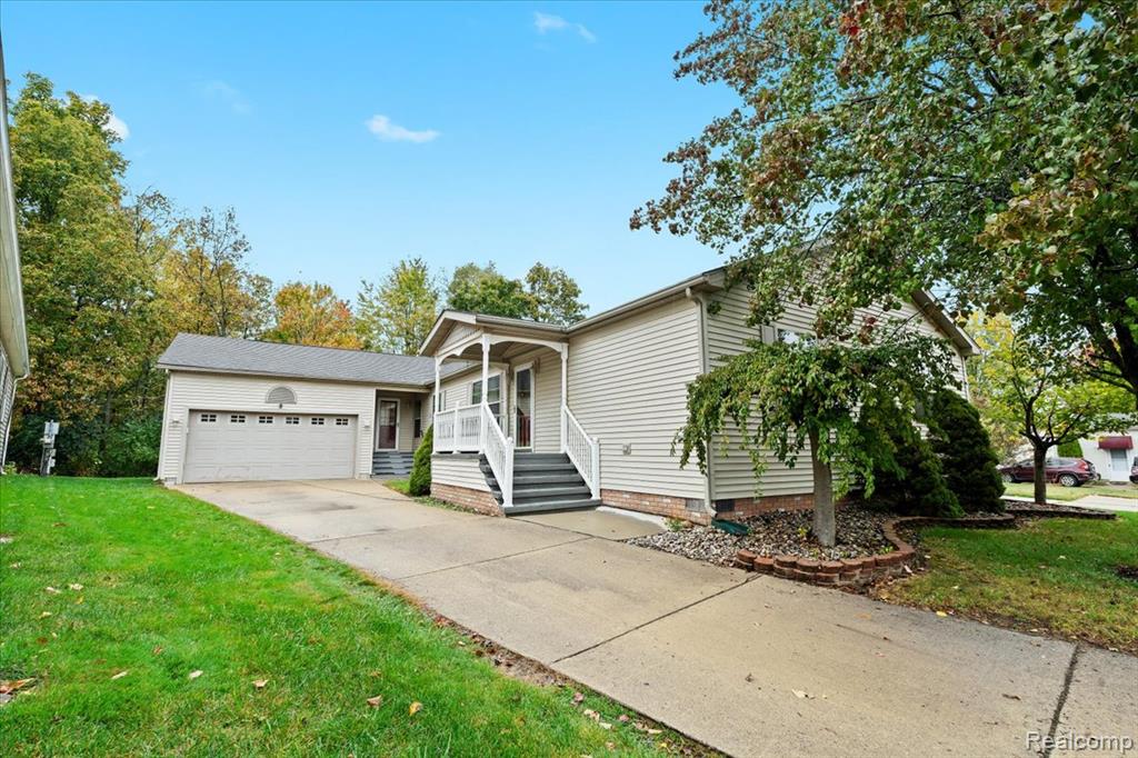 11078 Wood Run Circle, South Lyon, MI 48178 — front exterior
