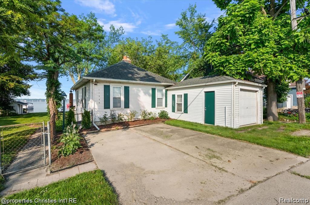 11346 E Shore Drive, Whitmore Lake, MI 48189 — front exterior