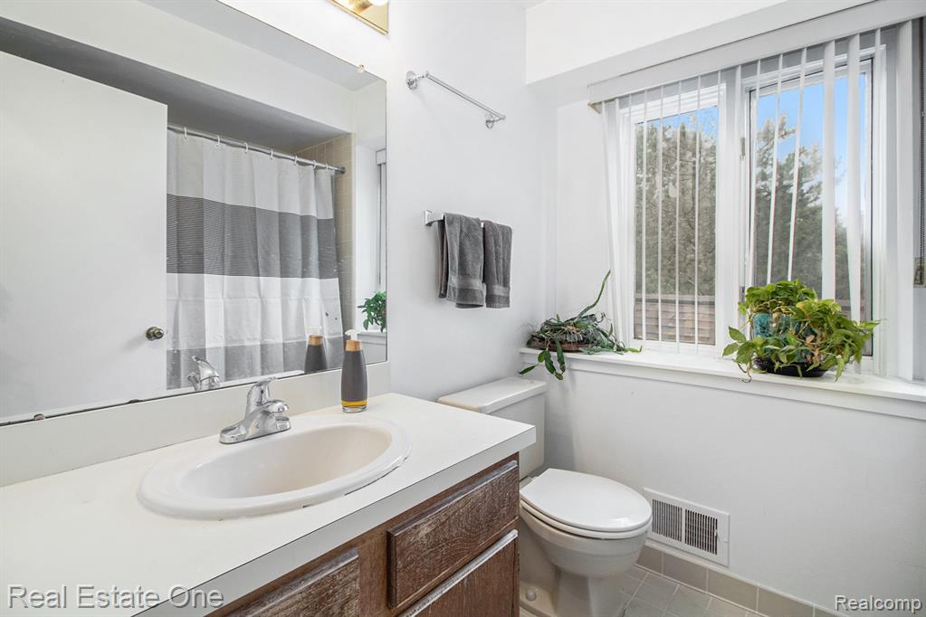 5537 Walnut Circle W, West Bloomfield, MI — Photo 26