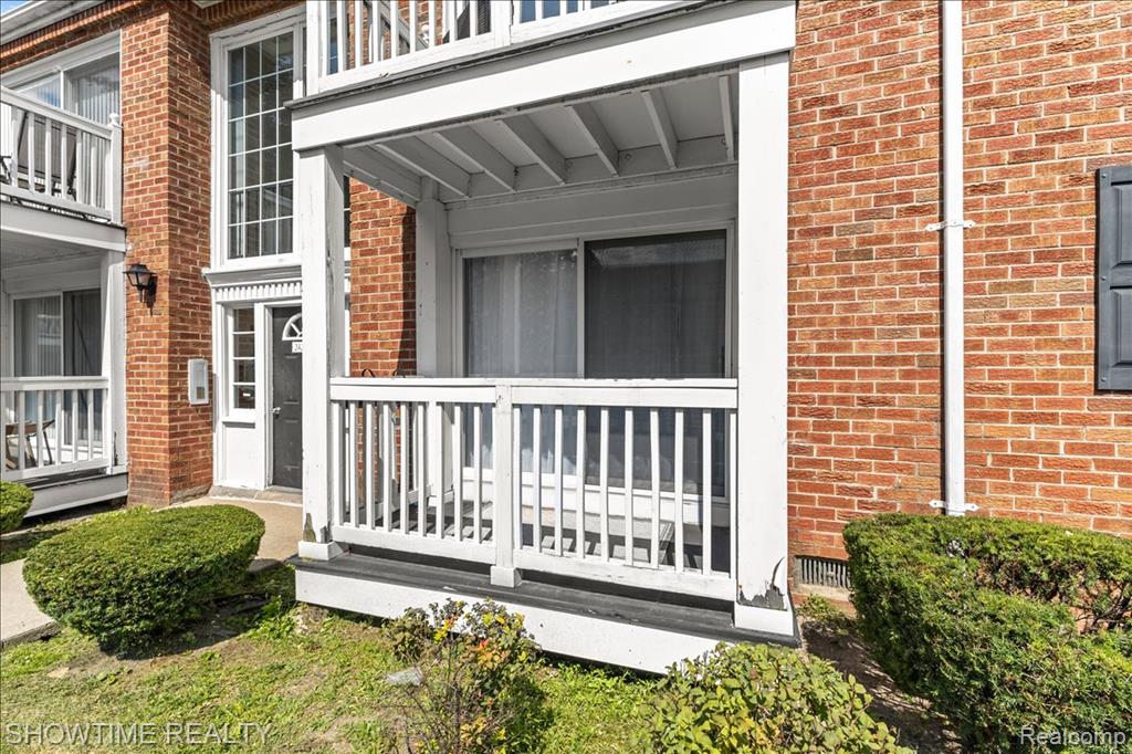 2425 Torquay Avenue, 101, Royal Oak, MI 48073 — Photo 2