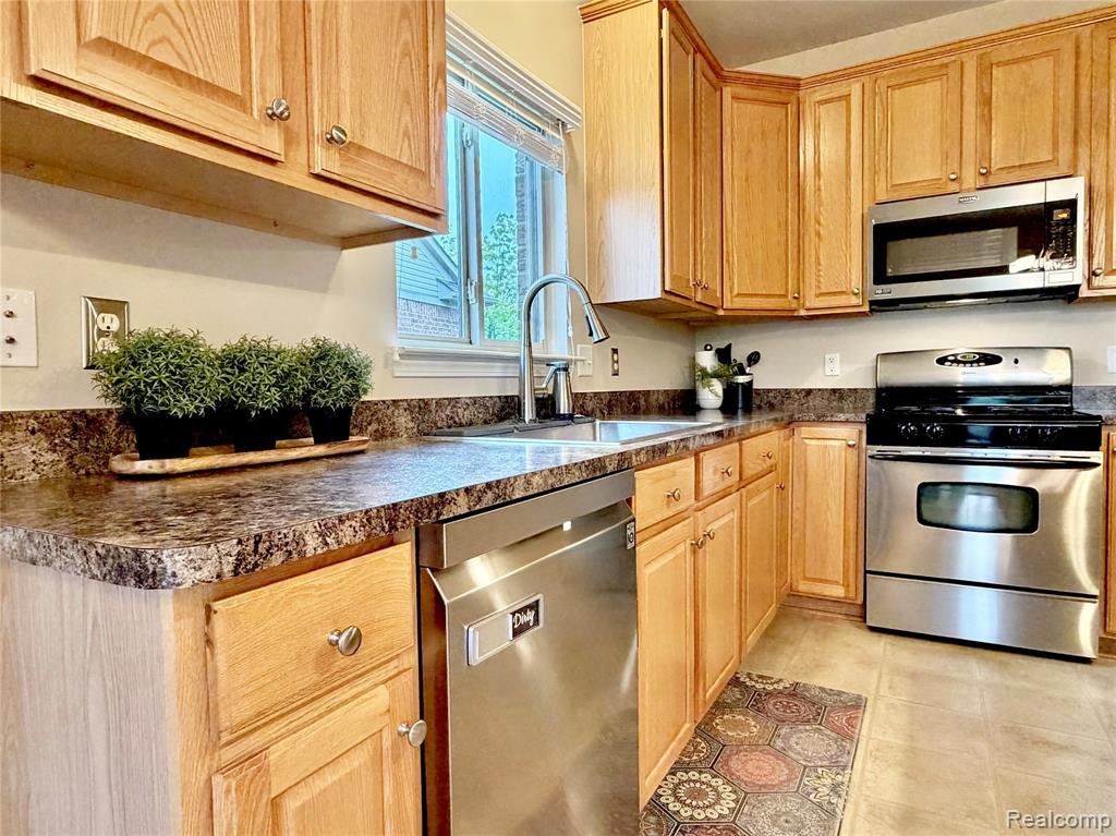 4438 Thornhill Drive, Auburn Hills, MI 48326 — Photo 15
