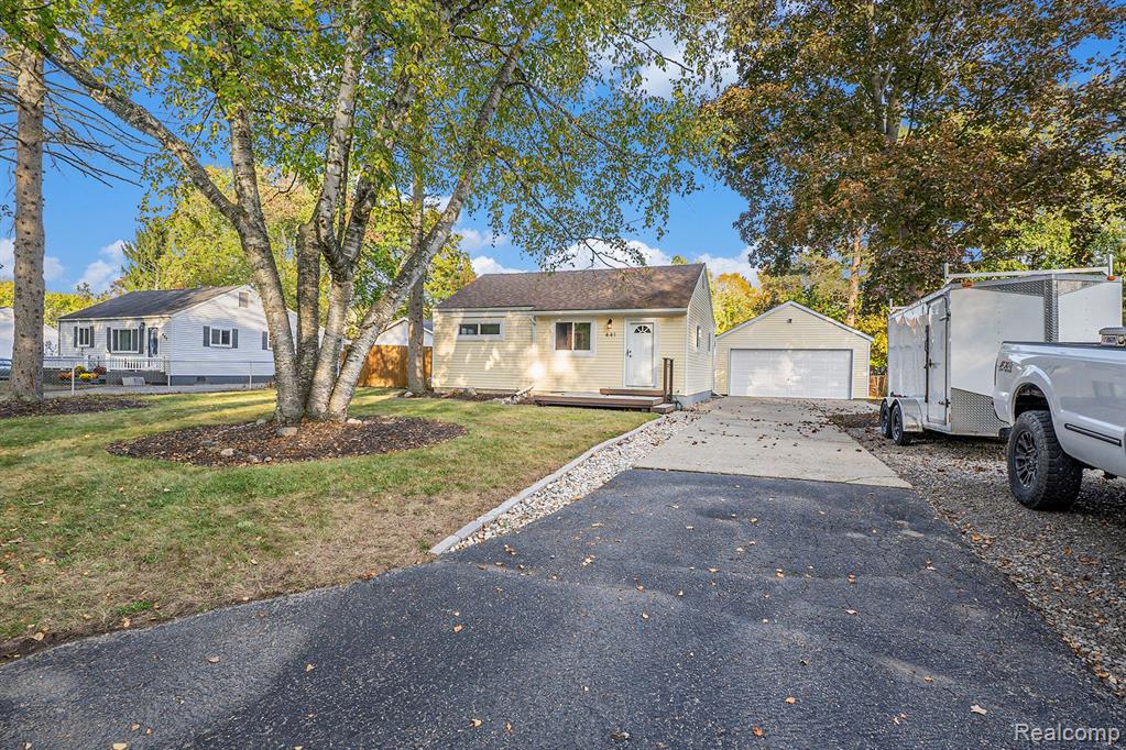 441 CLAYBURN Boulevard, Waterford, MI 48327 — front exterior