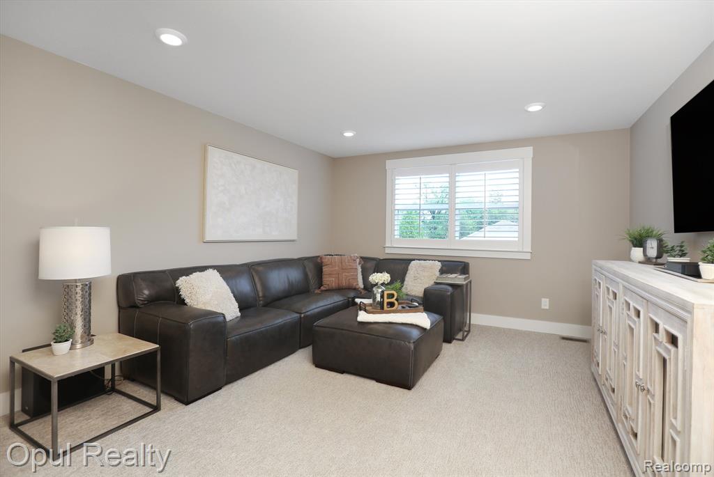 7484 HARDWOOD Circle, Canton, MI 48187 — Photo 37