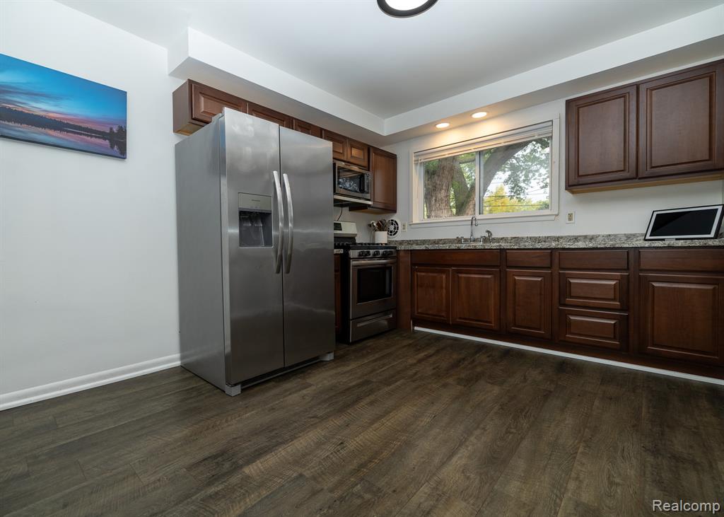 853 E Lincoln Avenue, Madison Heights, MI 48071 — Photo 9